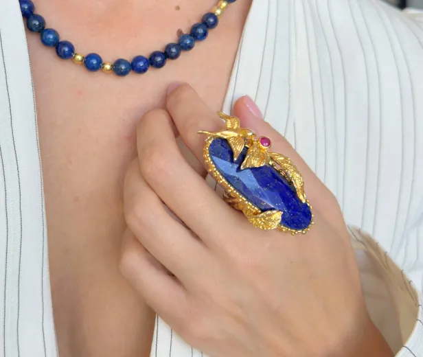 Каблучка Royal Blue з лазуритом та рубіном — срібло 925, позолота